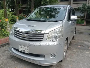 টয়োটা নোয়া ২০১৩ সিলভার