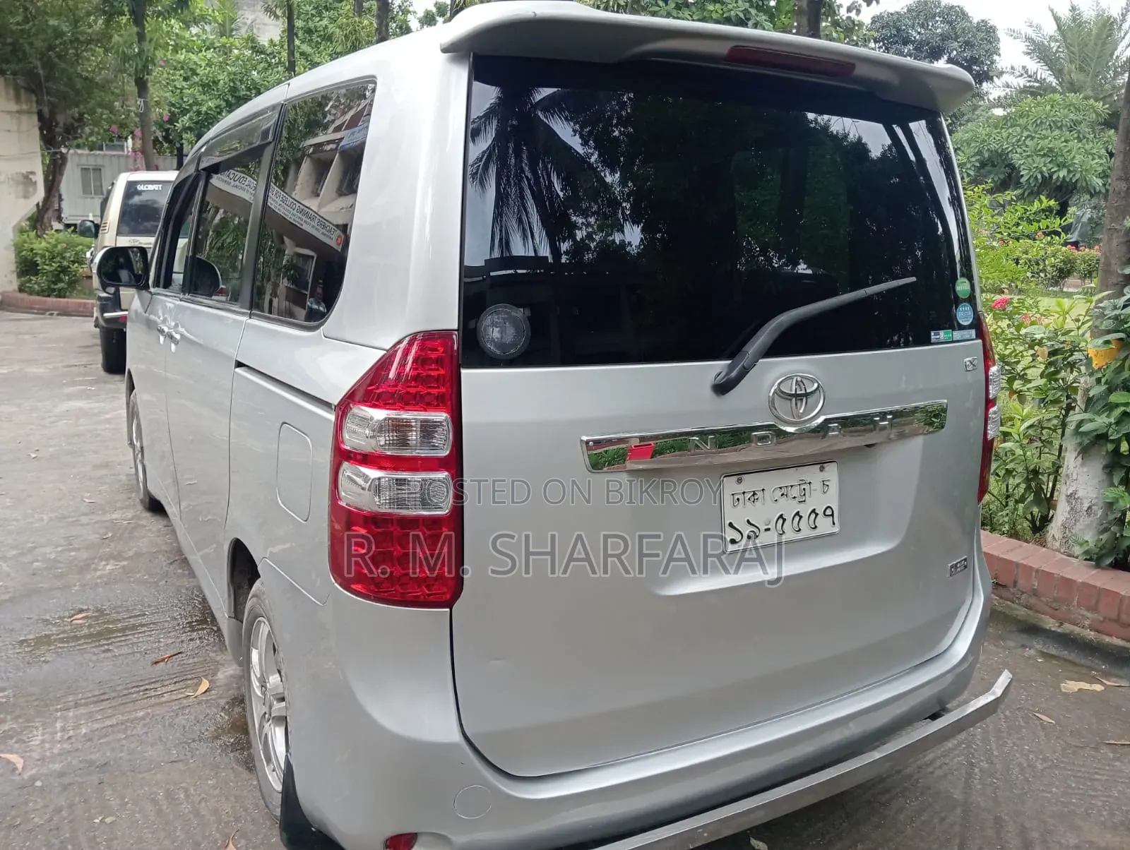 টয়োটা নোয়া ২০১৩ সিলভার