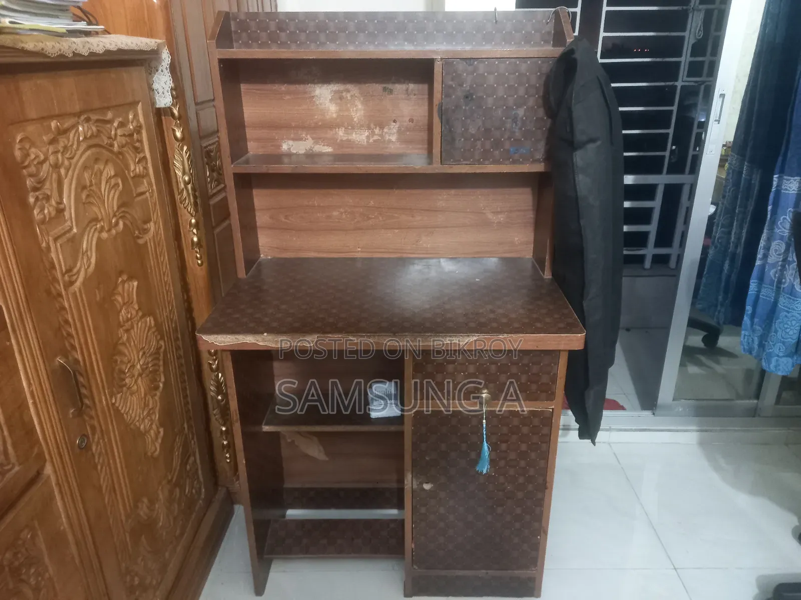 পড়ার টেবিল