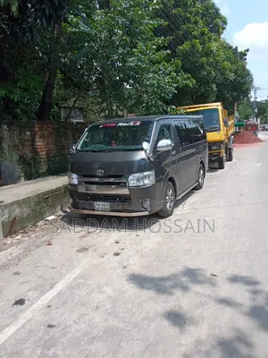 টয়োটা হাইএচ ২০০৫ কালো