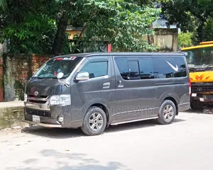 টয়োটা হাইএচ ২০০৫ কালো