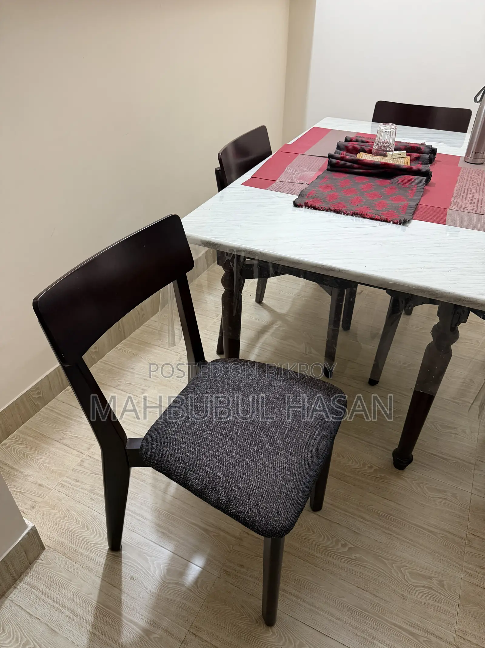 ডাইনিং টেবিল ৪ টি চেয়ার সহ