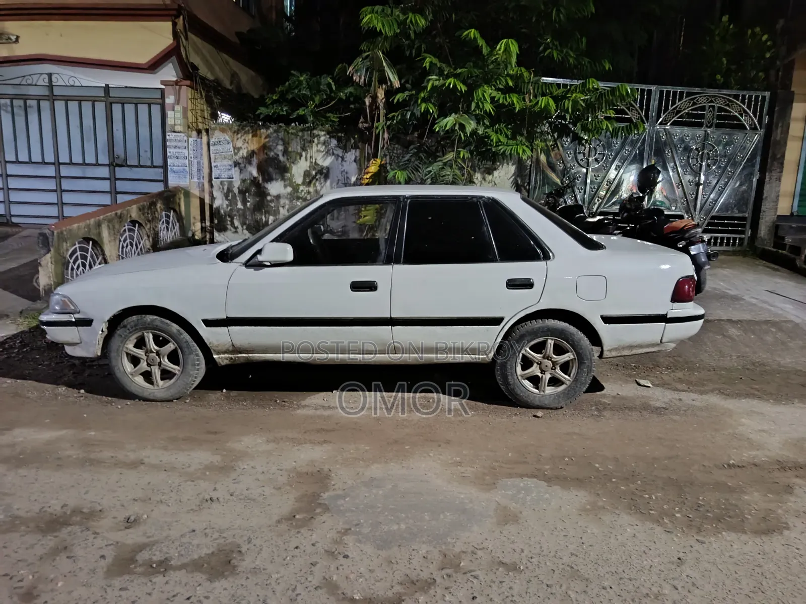 টয়োটা করিনা ১৯৯২ সাদা