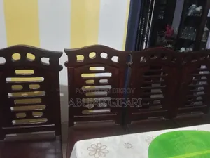 সুন্দর ৪টি সেগুন কাঠের চেয়ার বিক্রির জন্য