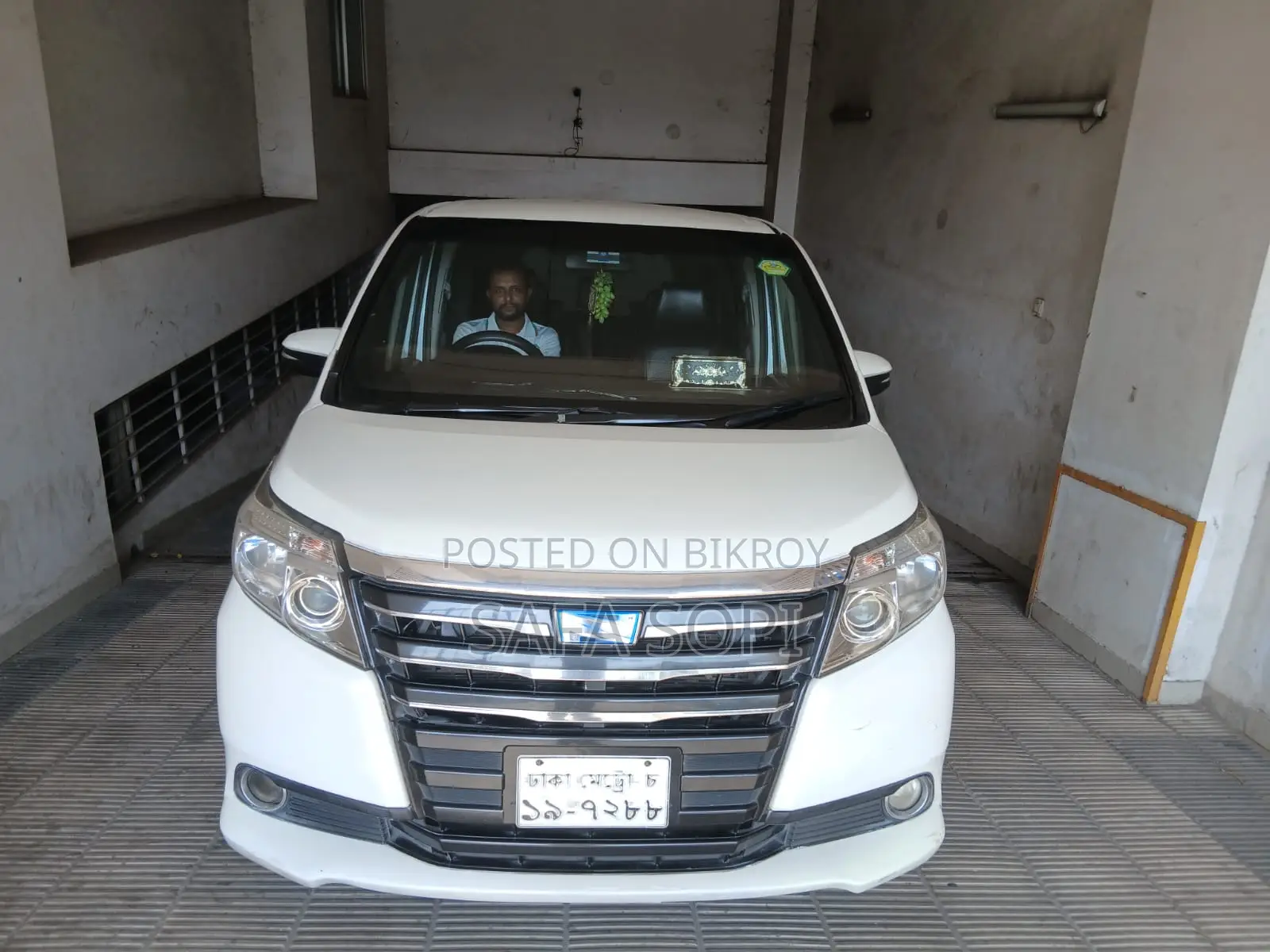 Toyota Noah 2015 Pearl