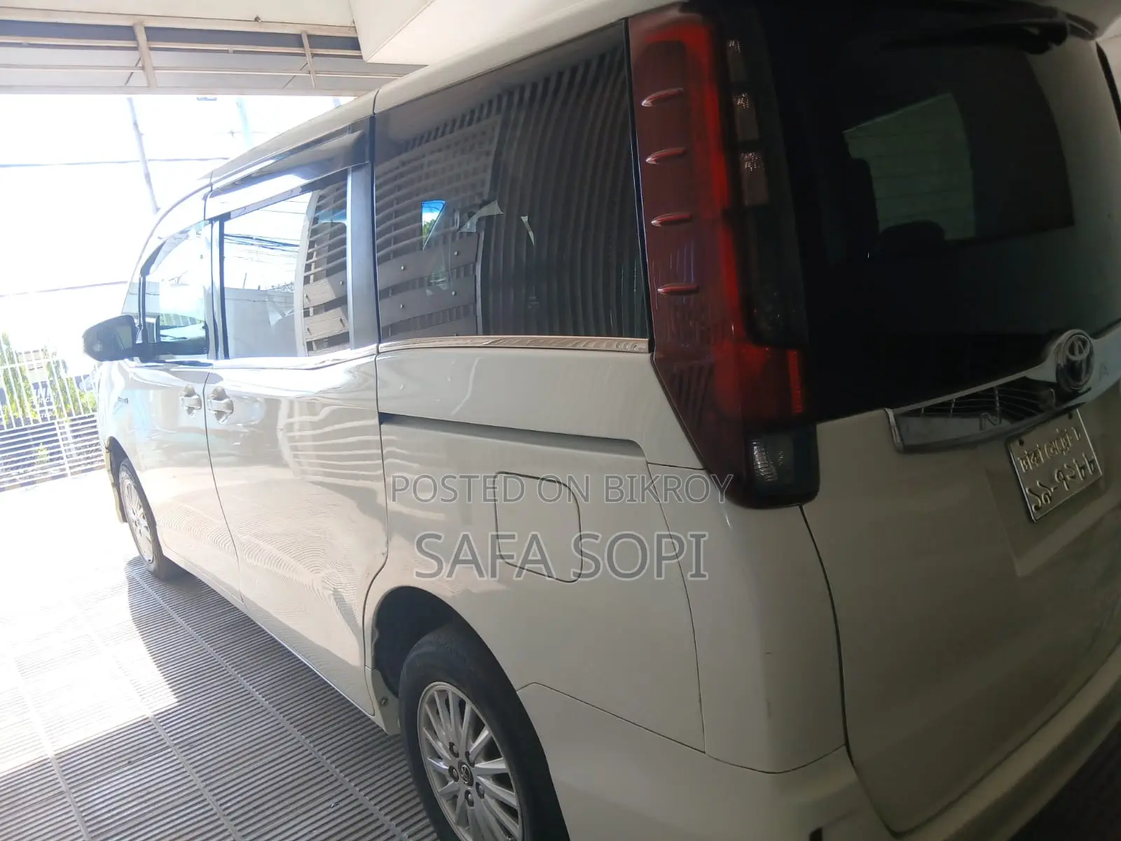 Toyota Noah 2015 Pearl