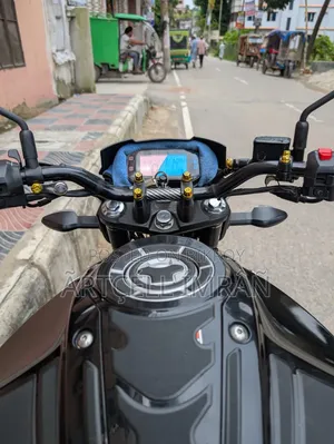 সুজুকি গিক্সার ২০২৩ কালো