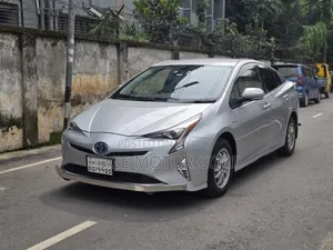 Toyota Prius 4-Door Hatchback (1.8-Liter 4-Cylinder Gas/Electric Hybrid CVT) 2016