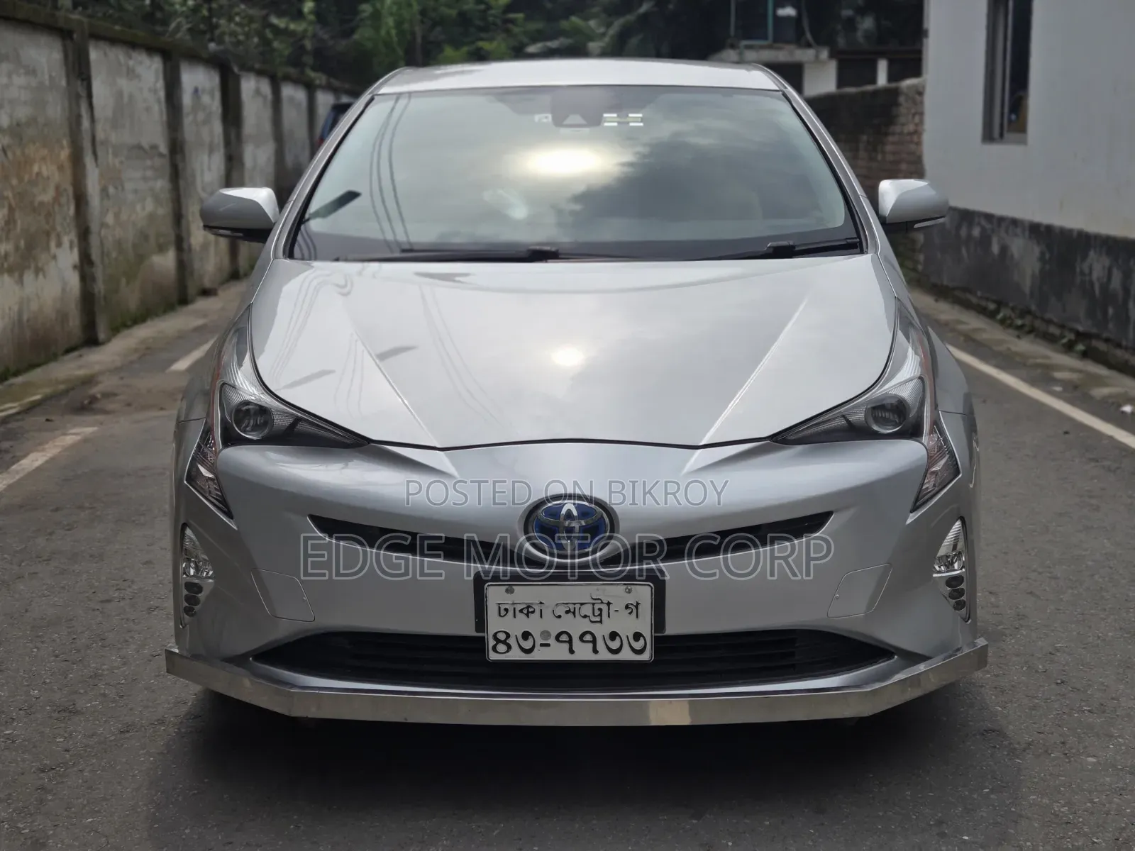 Toyota Prius 4-Door Hatchback (1.8-Liter 4-Cylinder Gas/Electric Hybrid CVT) 2016