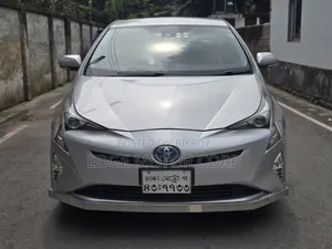 Toyota Prius 4-Door Hatchback (1.8-Liter 4-Cylinder Gas/Electric Hybrid CVT) 2016