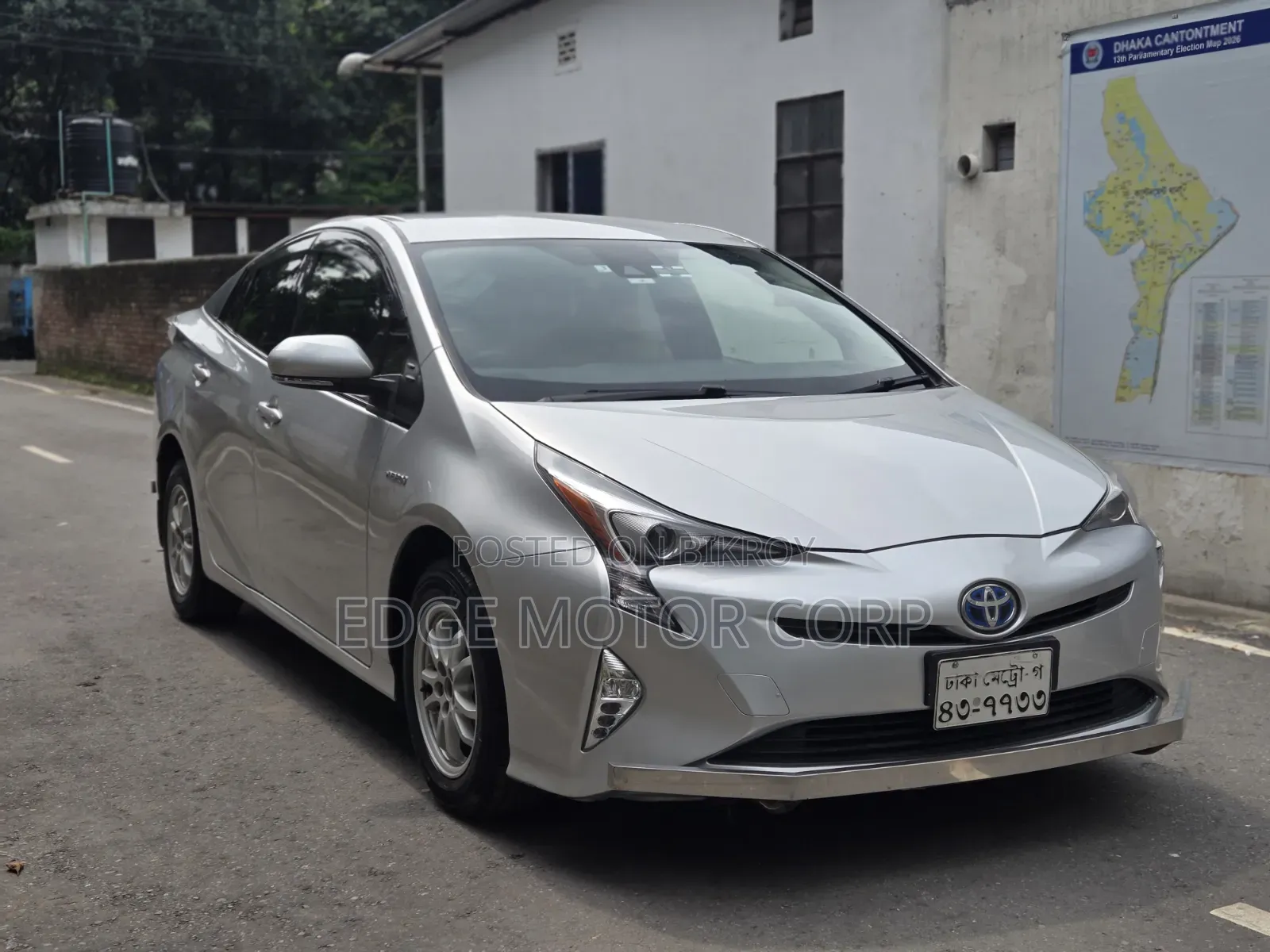 Toyota Prius 4-Door Hatchback (1.8-Liter 4-Cylinder Gas/Electric Hybrid CVT) 2016