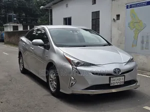 Toyota Prius 4-Door Hatchback (1.8-Liter 4-Cylinder Gas/Electric Hybrid CVT) 2016