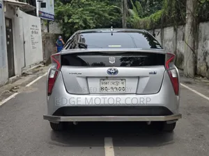 Toyota Prius 4-Door Hatchback (1.8-Liter 4-Cylinder Gas/Electric Hybrid CVT) 2016