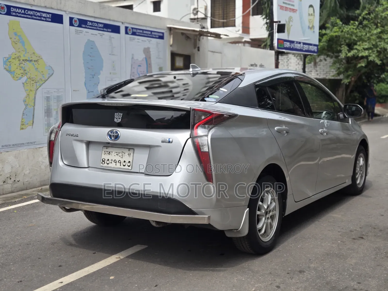 Toyota Prius 4-Door Hatchback (1.8-Liter 4-Cylinder Gas/Electric Hybrid CVT) 2016
