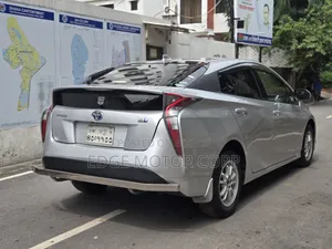 Toyota Prius 4-Door Hatchback (1.8-Liter 4-Cylinder Gas/Electric Hybrid CVT) 2016