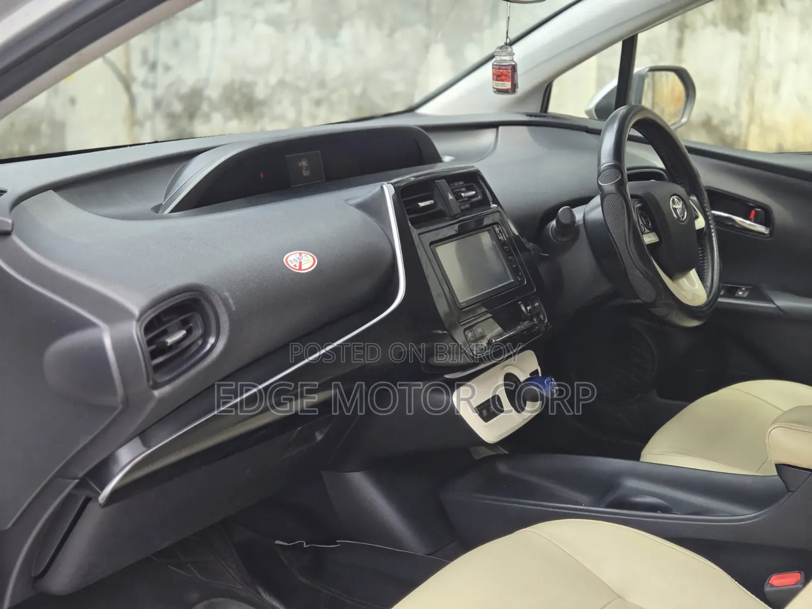 Toyota Prius 4-Door Hatchback (1.8-Liter 4-Cylinder Gas/Electric Hybrid CVT) 2016