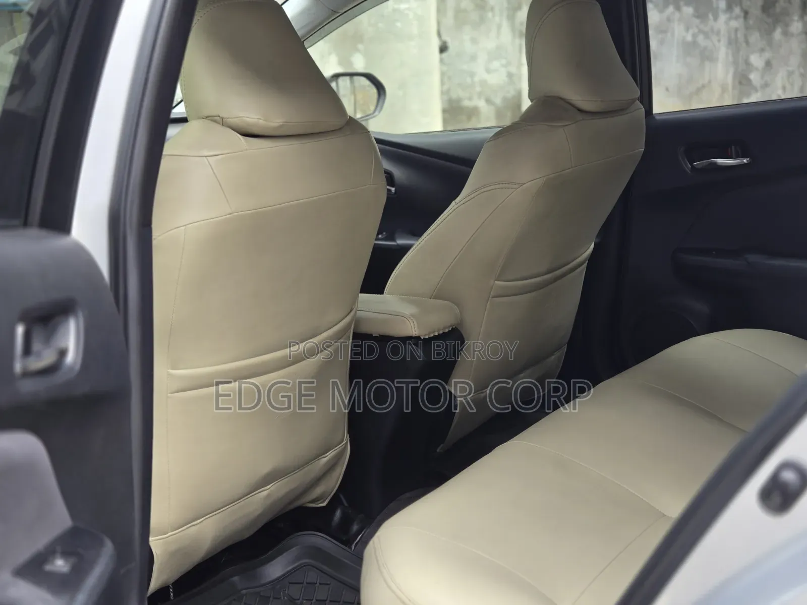 Toyota Prius 4-Door Hatchback (1.8-Liter 4-Cylinder Gas/Electric Hybrid CVT) 2016