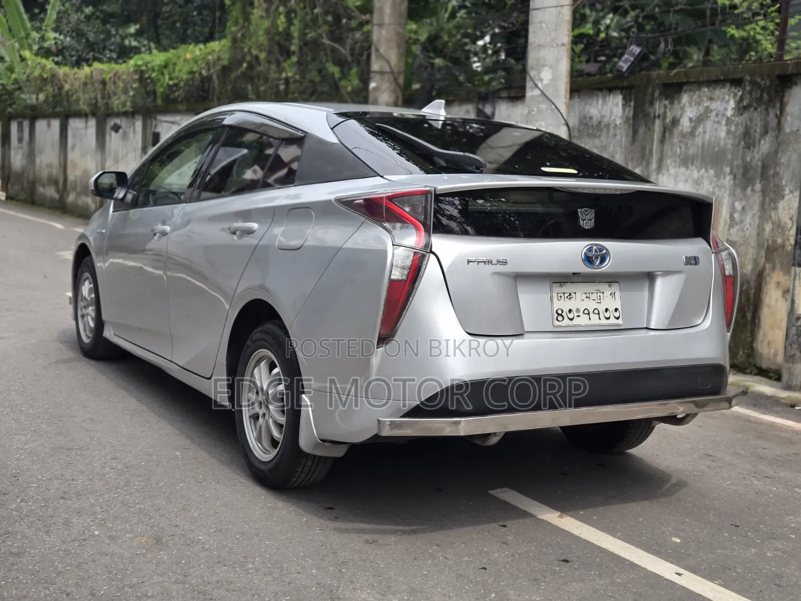 Toyota Prius 4-Door Hatchback (1.8-Liter 4-Cylinder Gas/Electric Hybrid CVT) 2016