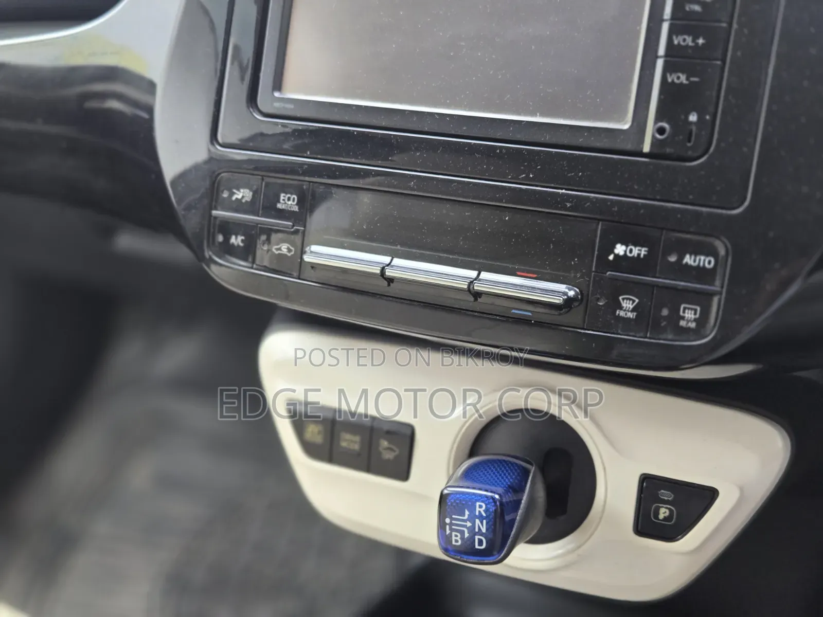 Toyota Prius 4-Door Hatchback (1.8-Liter 4-Cylinder Gas/Electric Hybrid CVT) 2016