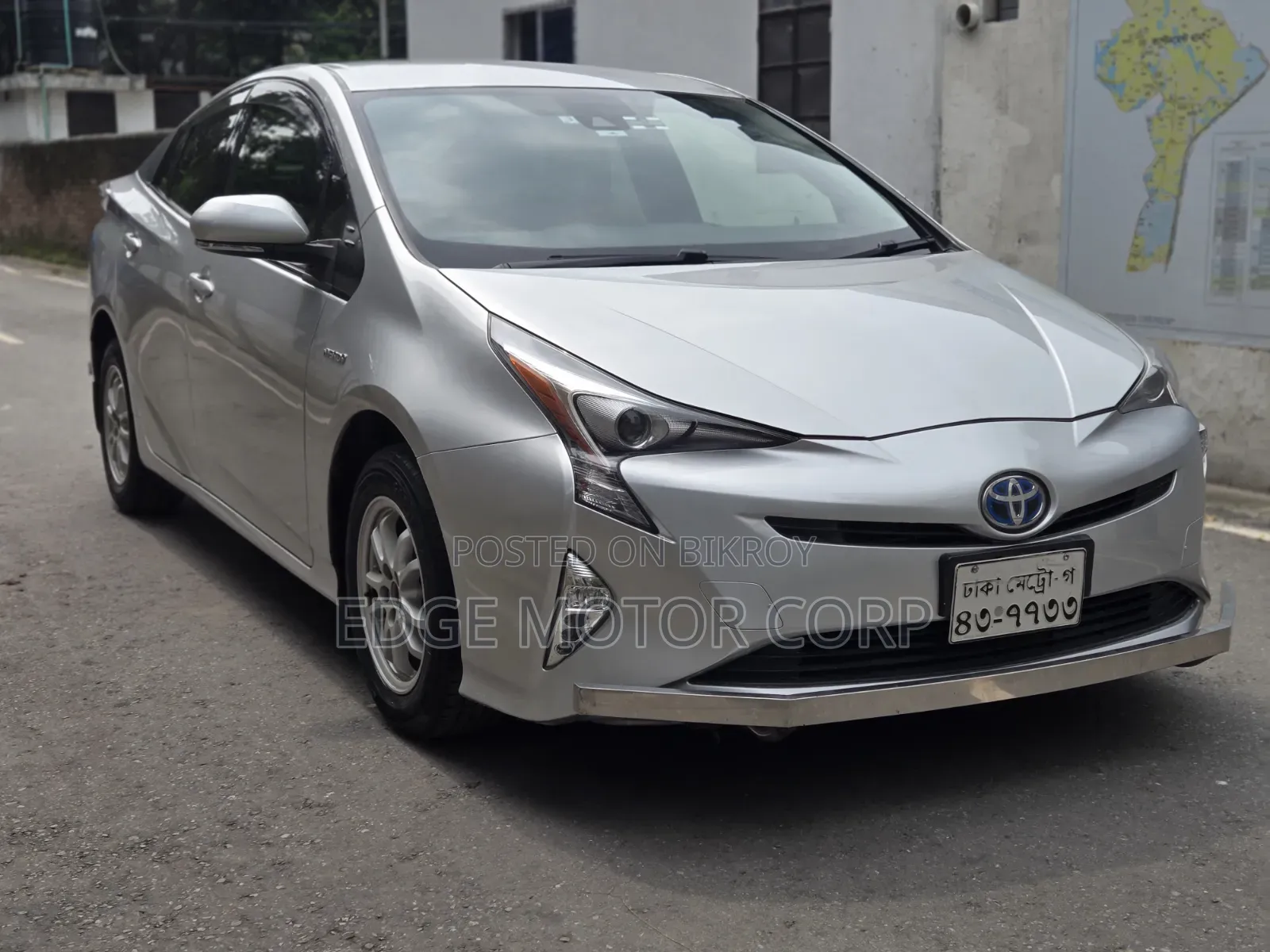Toyota Prius 4-Door Hatchback (1.8-Liter 4-Cylinder Gas/Electric Hybrid CVT) 2016