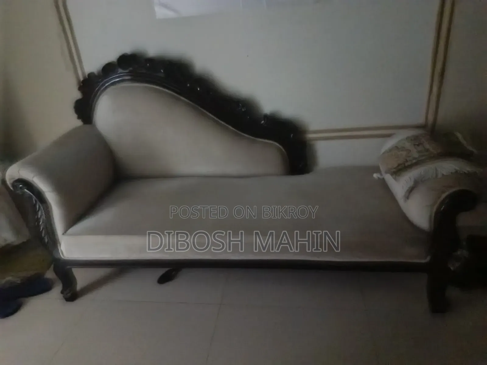 সাদা সোফা