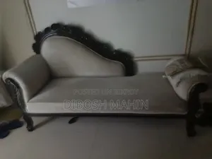 সাদা সোফা
