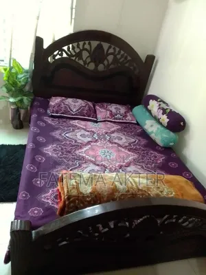 কানাডিয়ান স্টাইলিশ কাঠের বেড