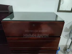 Nadia Furniture ৪ ড্রয়ার ওয়ারড্রোব (Glass Top) – ভালো কন্ডিশন