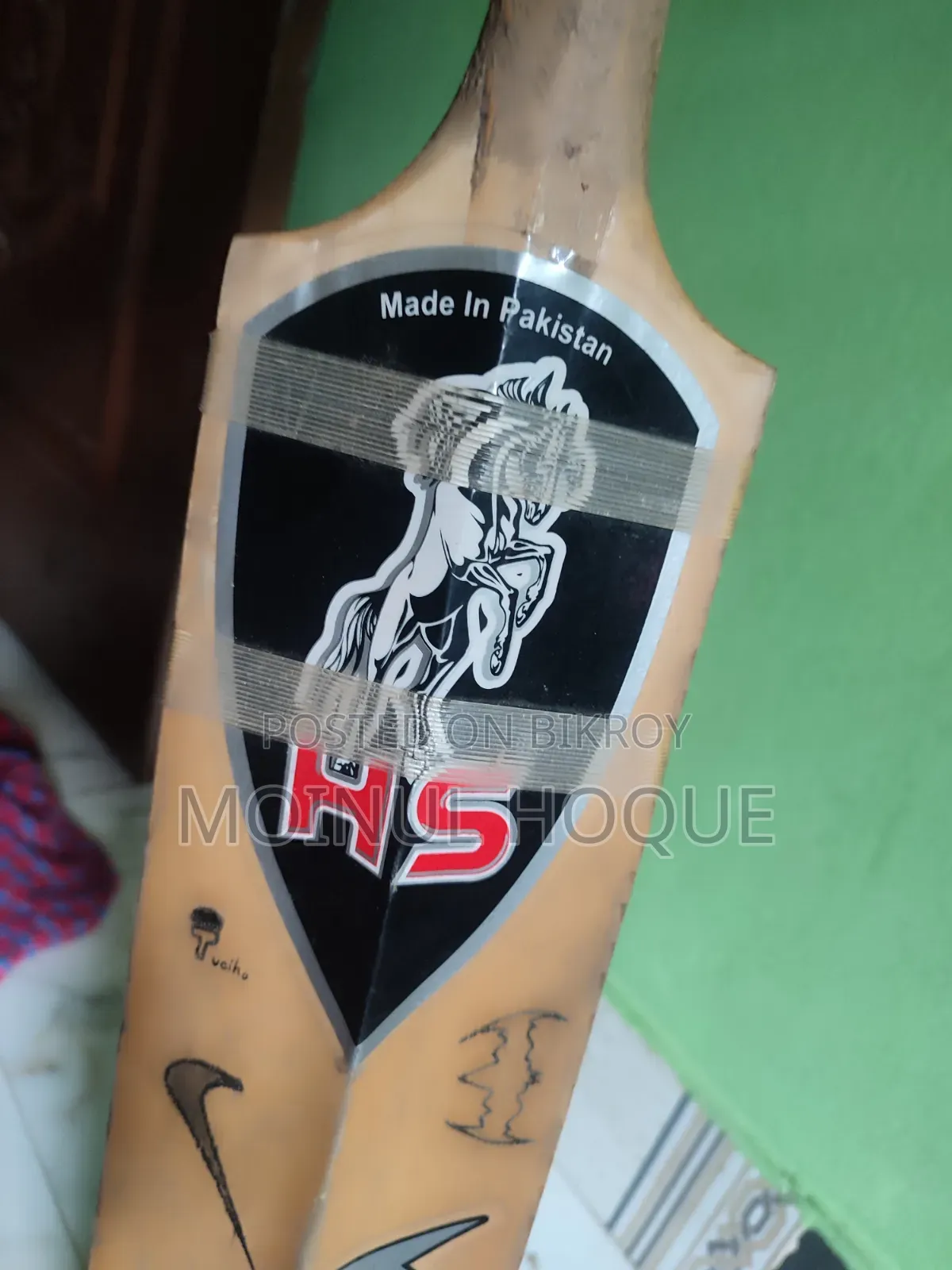 Cricket Bat for Sale 'HP Vision 8000'. (Bargaining option available).