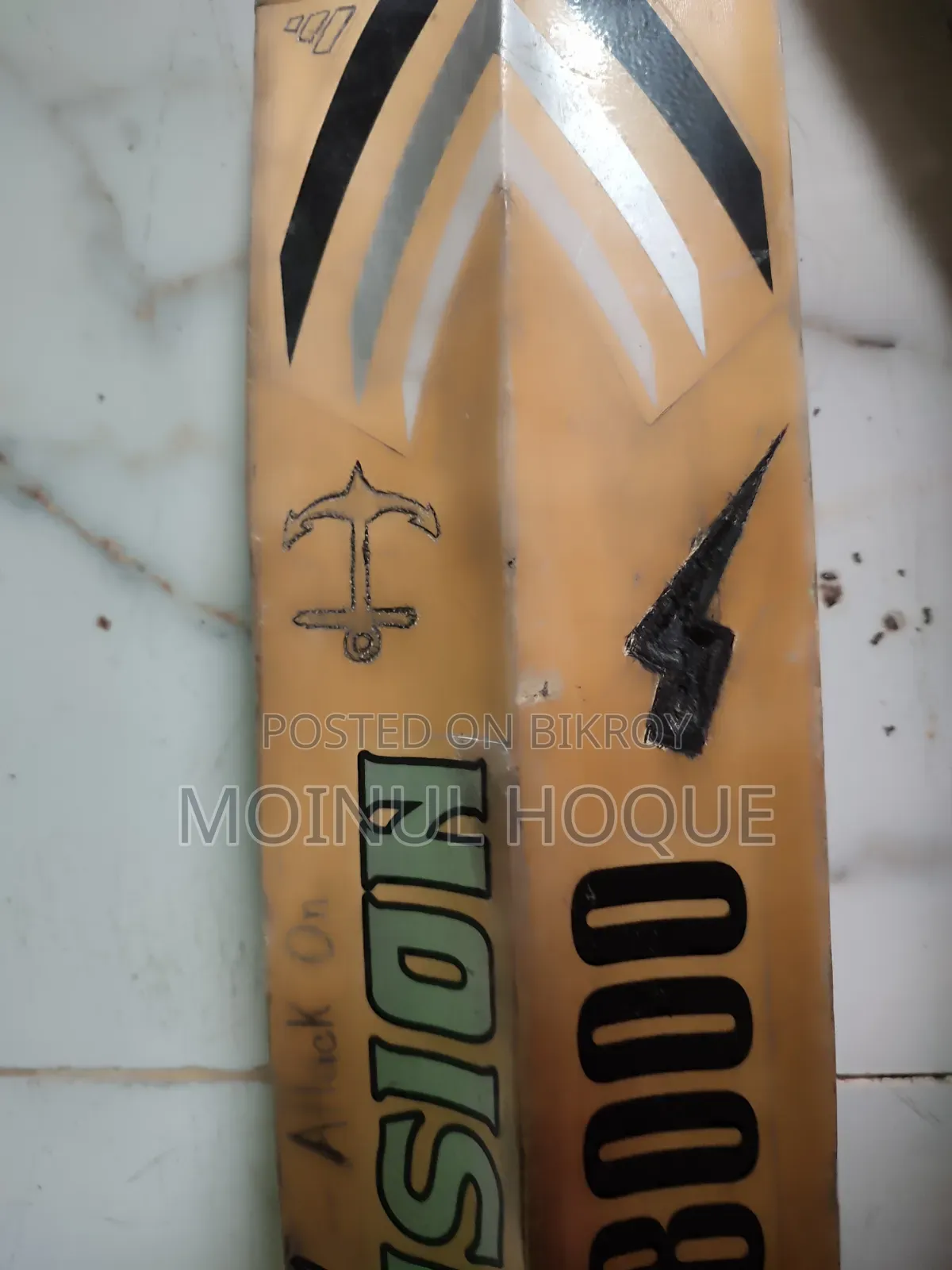 Cricket Bat for Sale 'HP Vision 8000'. (Bargaining option available).