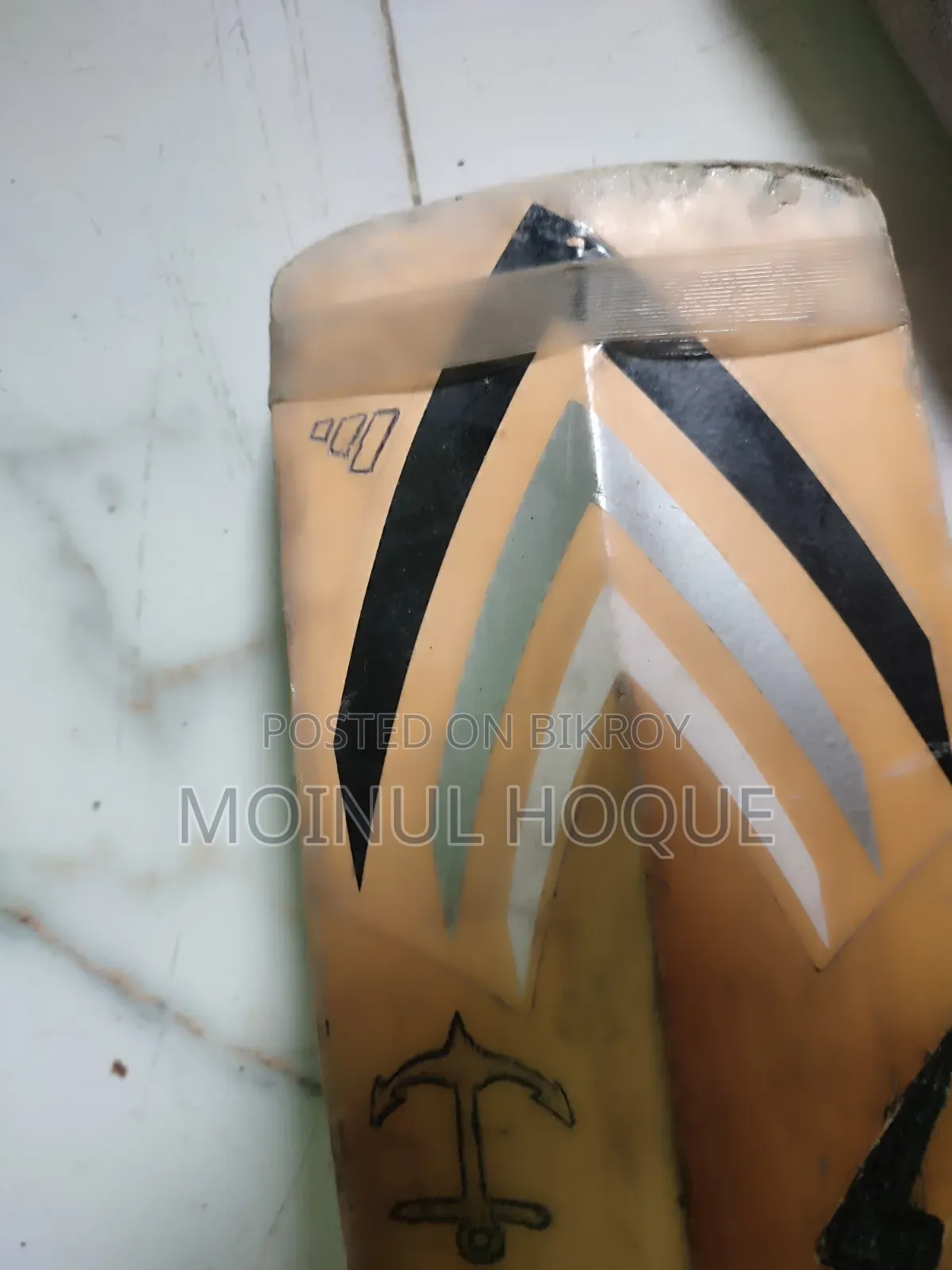 Cricket Bat for Sale 'HP Vision 8000'. (Bargaining option available).