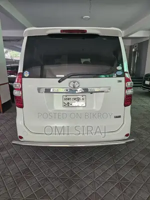 Toyota HiAce 2010 White