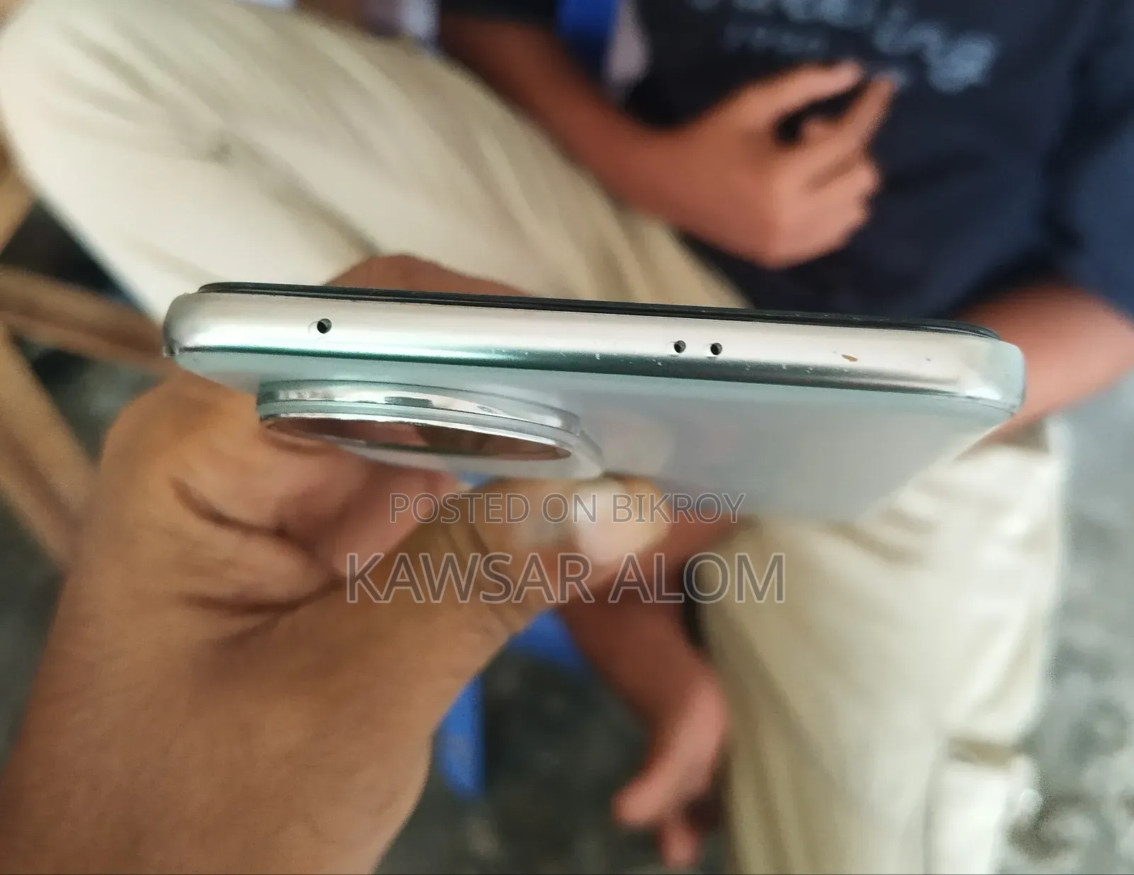 আইকিউওও ২৫৬ জিবি হোয়াইট
