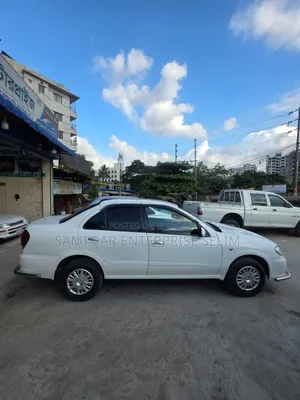 নিসান সানি ২০১১ সাদা