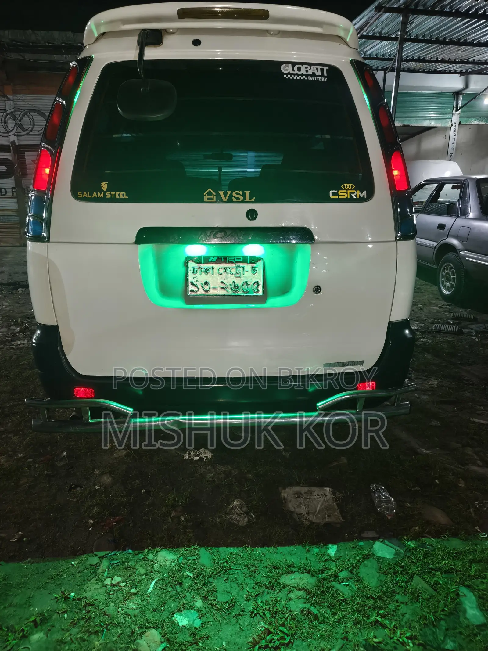 টয়োটা নোয়া ২.০ চার চাকা চালিত (৮ আসন বিশিষ্ট) ২০০৩ সাদা