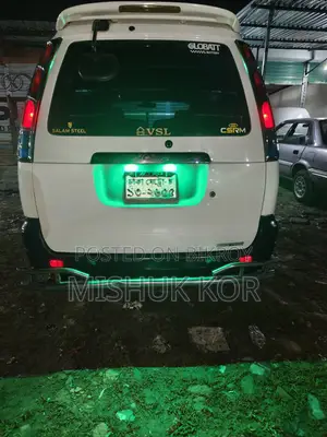 টয়োটা নোয়া ২.০ চার চাকা চালিত (৮ আসন বিশিষ্ট) ২০০৩ সাদা