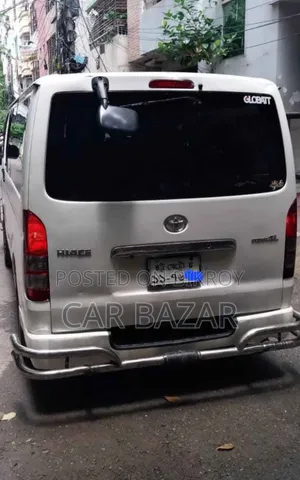 টয়োটা হাইএচ ২০১০ সাদা