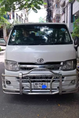 টয়োটা হাইএচ ২০১০ সাদা