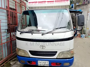 গ্যাস চালিত টয়োটা ডায়না ২০০৫ এর মডেল