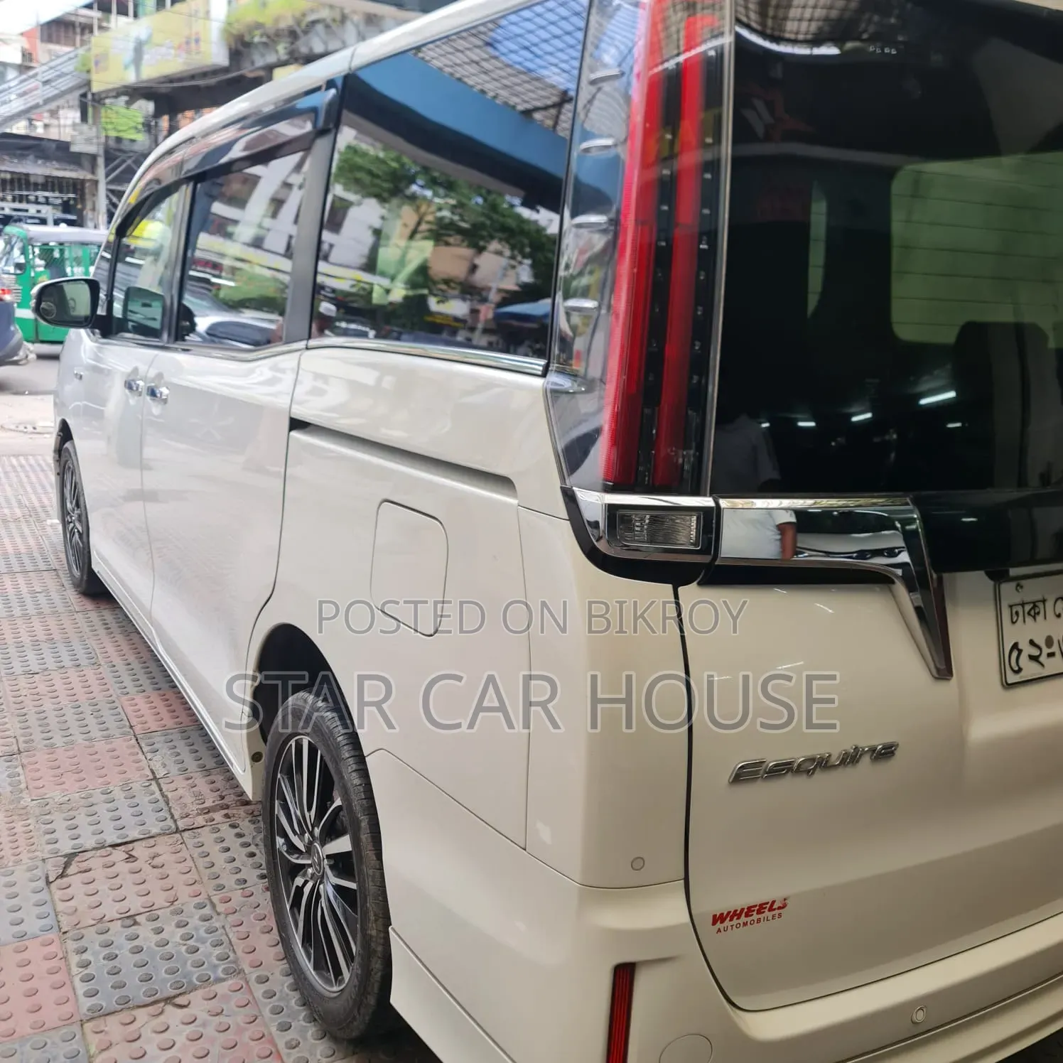 টয়োটা এসকোয়ার ১.৮ ফ্রন্ট-হুইল ড্রাইভ হাইব্রিড (৭ সিটার) ২০২০ পার্ল