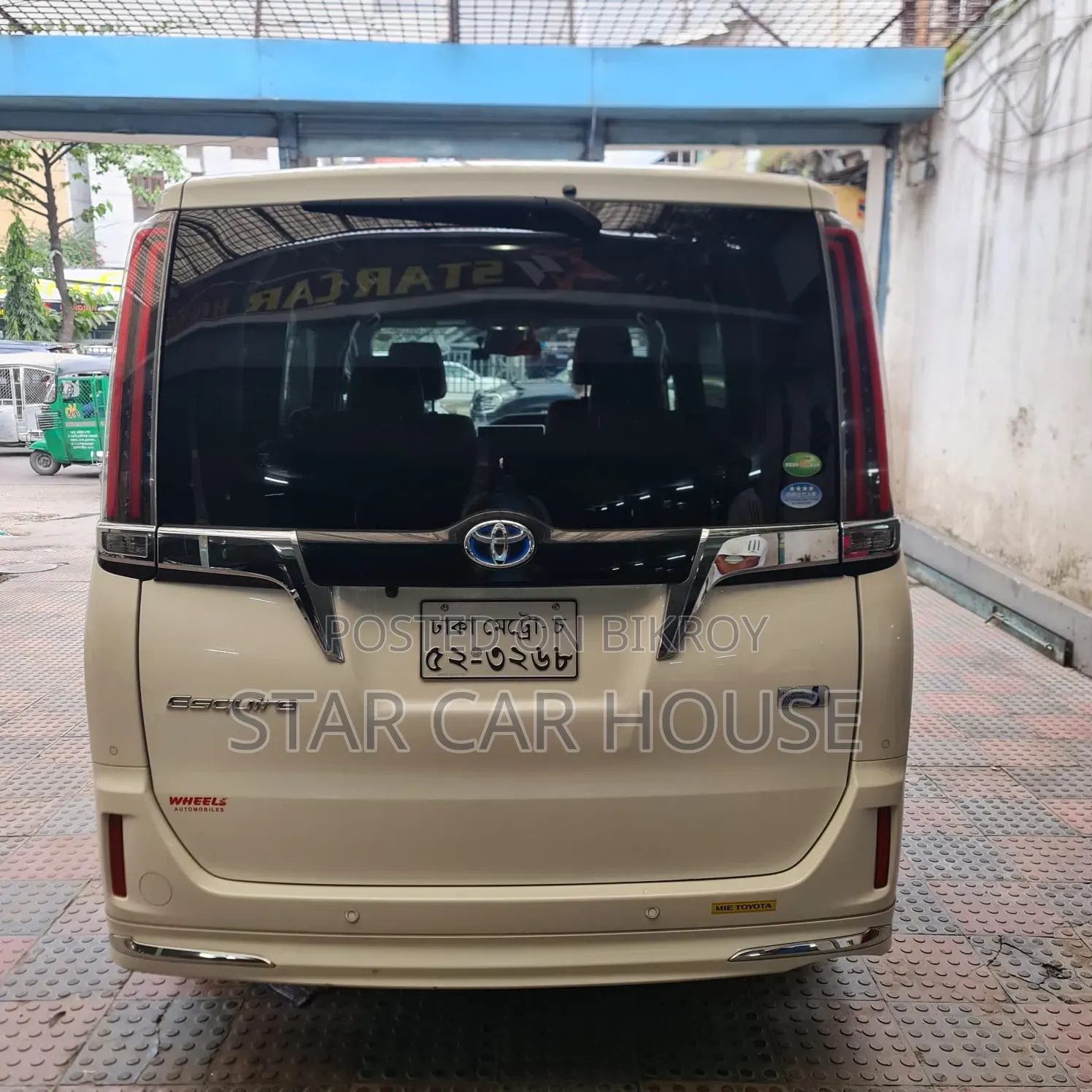টয়োটা এসকোয়ার ১.৮ ফ্রন্ট-হুইল ড্রাইভ হাইব্রিড (৭ সিটার) ২০২০ পার্ল