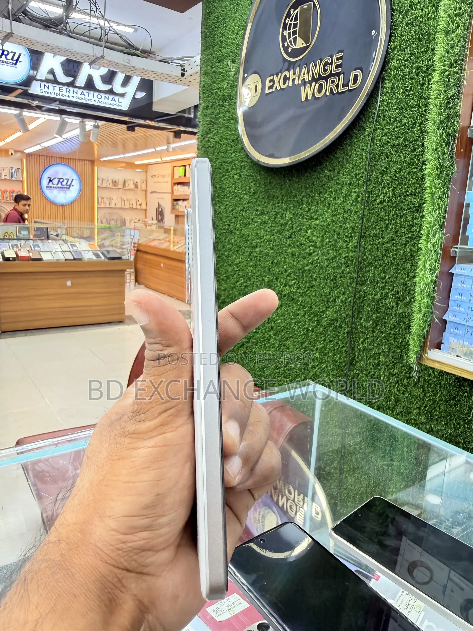 আইকিউওও ১২৮ জিবি সিলভার