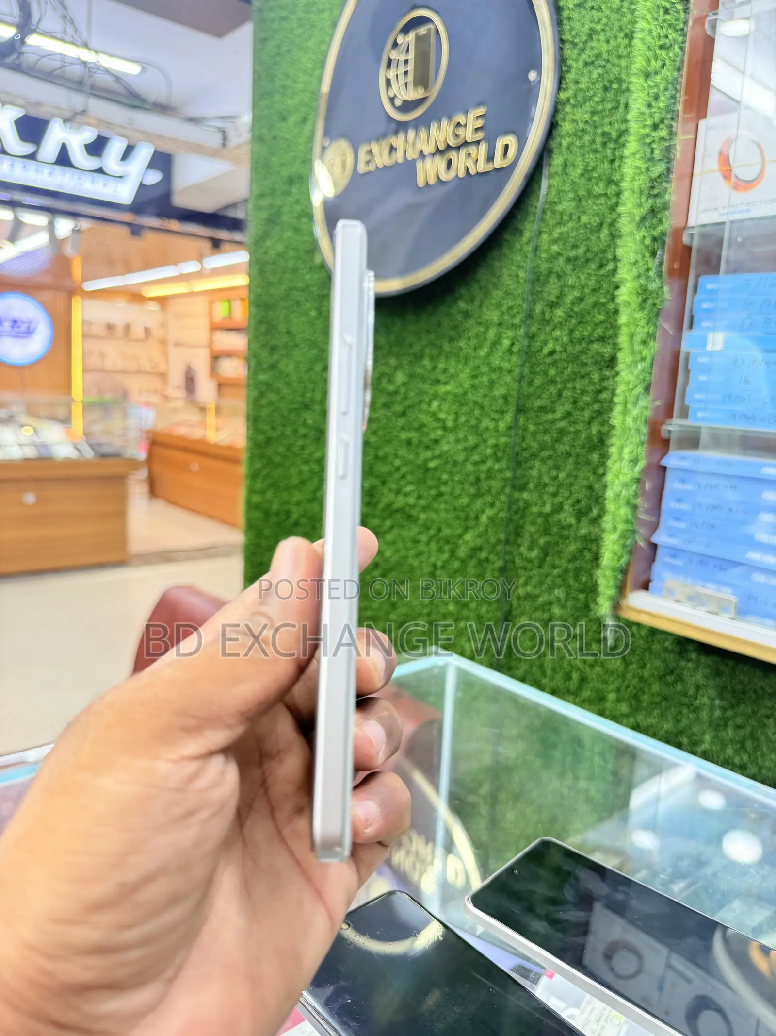 আইকিউওও ১২৮ জিবি সিলভার