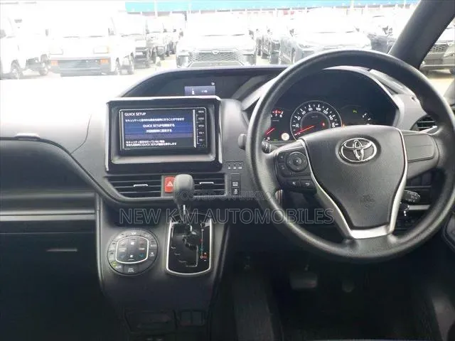 Toyota Noah 2021 Silver