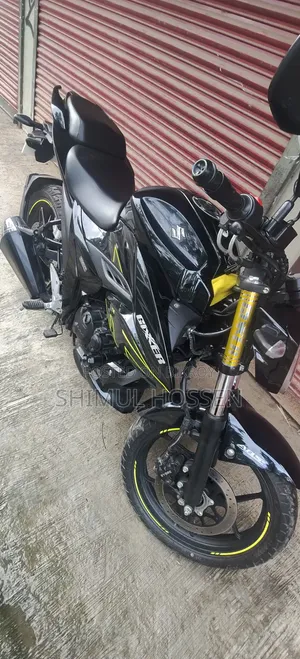 সুজুকি জিক্সার ২০২৫ কালো