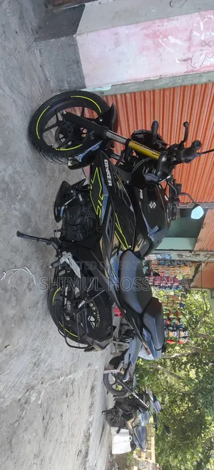 সুজুকি জিক্সার ২০২৫ কালো