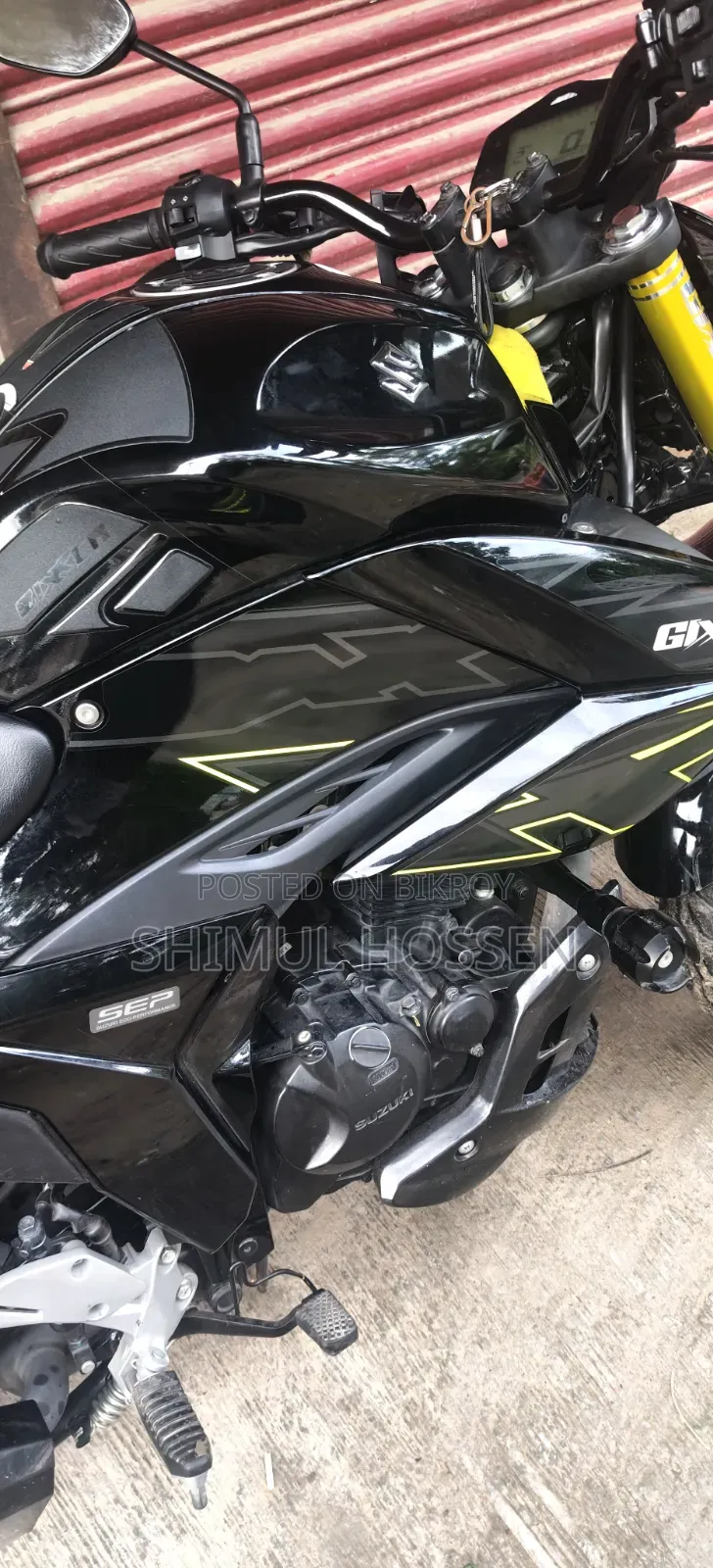 সুজুকি জিক্সার ২০২৫ কালো