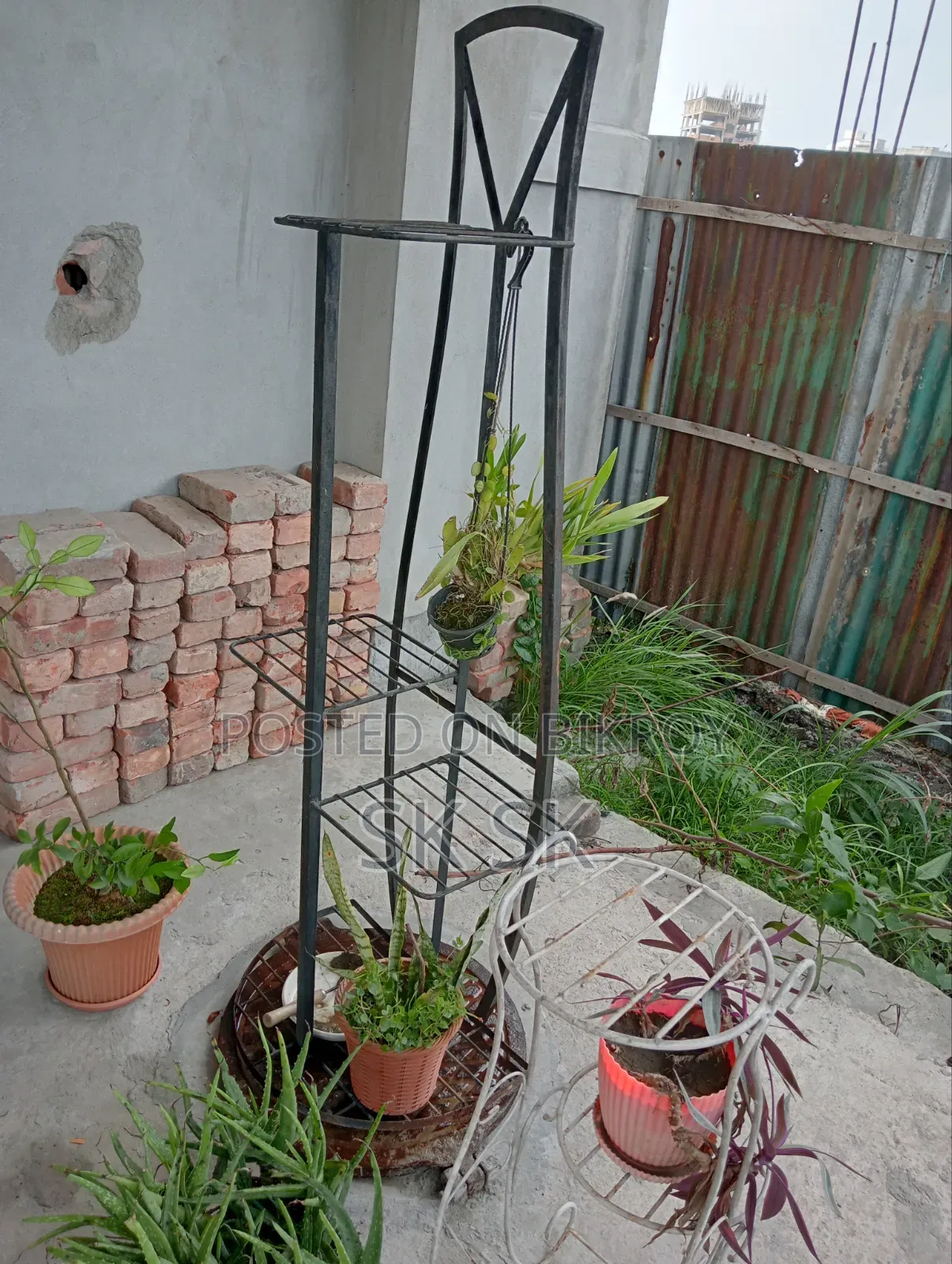 13 pcs plant stands for sale, along with many free plants, soil, and pots