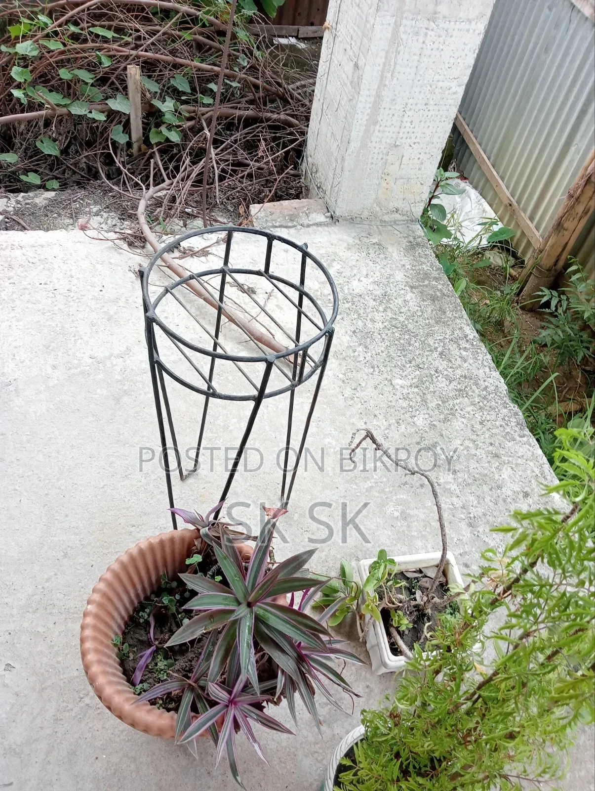 13 pcs plant stands for sale, along with many free plants, soil, and pots