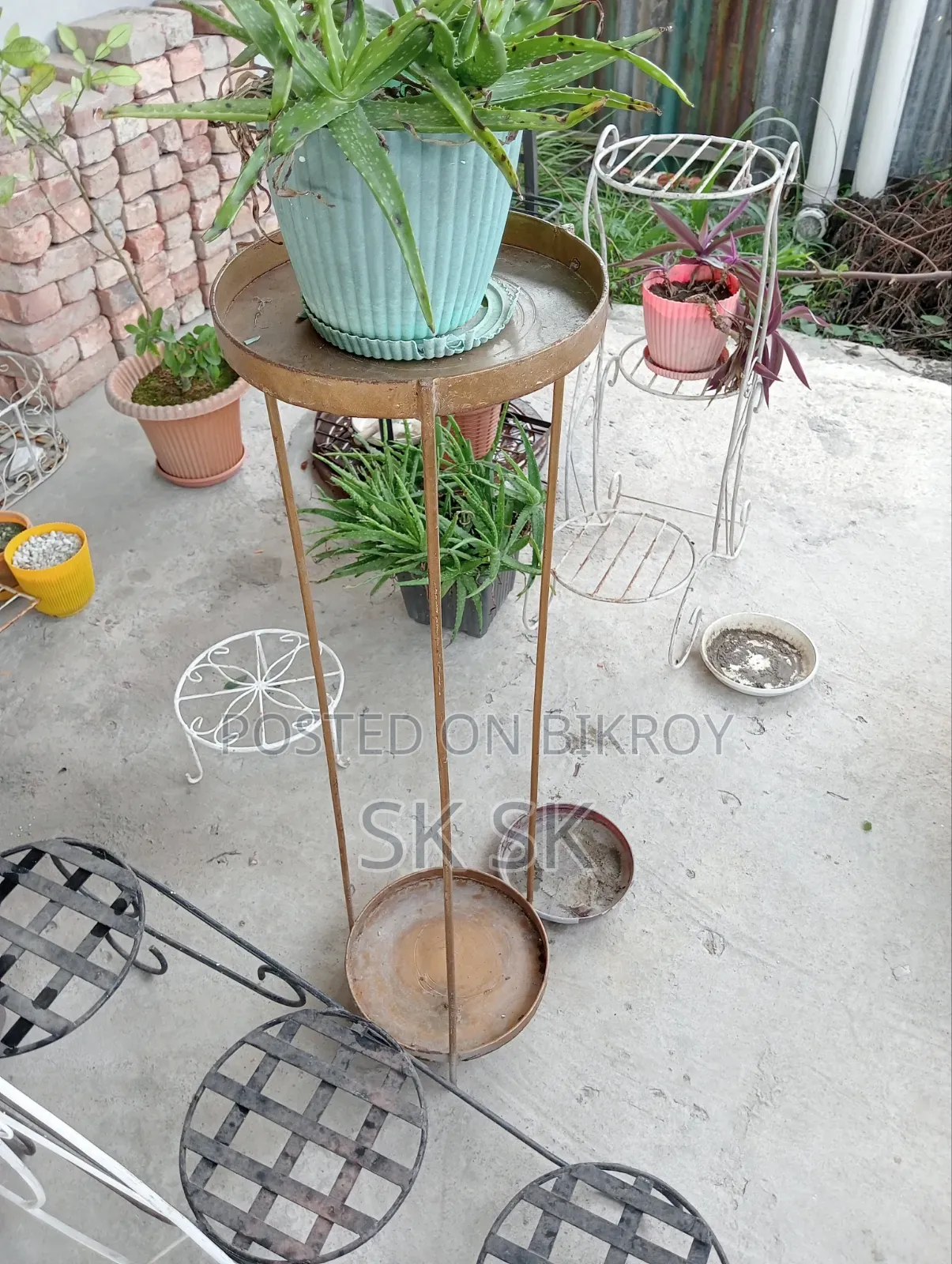 13 pcs plant stands for sale, along with many free plants, soil, and pots